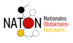 Ein Logo zeigt den Schriftzug „NATON Nationales Obduktions-Netzwerk“. Das Wort „NATON“ ist in großen schwarzen Buchstaben geschrieben, wobei das „O“ durch einen roten Kreis ersetzt ist. Um den Text herum befinden sich mehrere durch Linien verbundene Kreise, die an eine Molekülstruktur erinnern. Die Kreise sind in Schwarz, Weiß, Rot und Gelb gehalten.